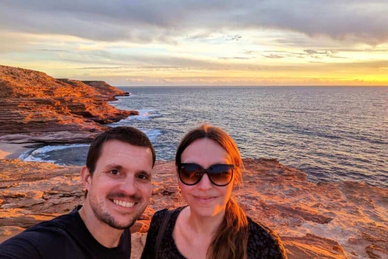 Die Sonne versinkt am Horizont im Meer am Aussichtspunkt von Pot Alley im Kalbarri National Park