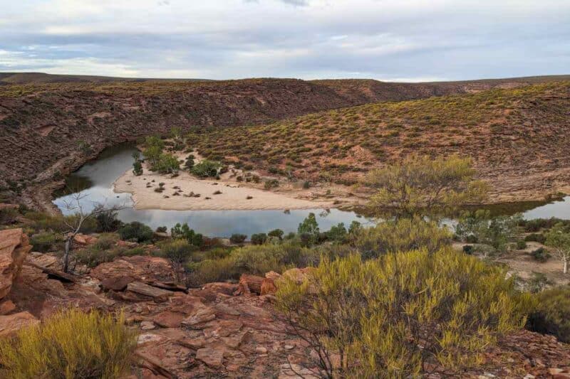 Die Schleife des Murchison Rivers umrundet eine Halbinsel mit flachen Büschen