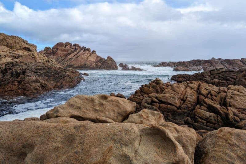 Schroffe, zerklüftete Granitfelsen ragen als Canal Rocks aus der Brandung des Indischen Ozeans
