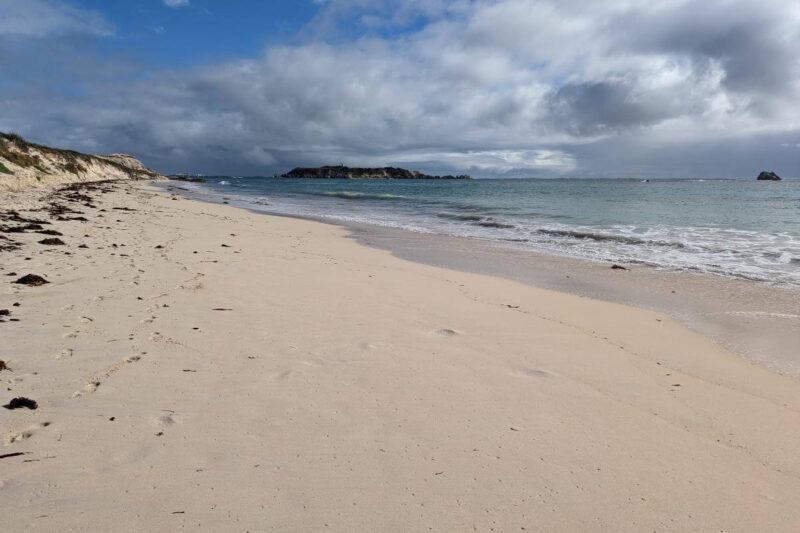Der breite Sandstrand Hamelin Bay Beach im Leeuwin-Naturaliste National Park mit einer Insel im Hintergrund