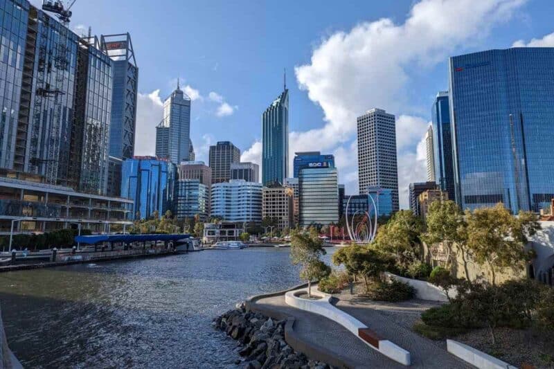 Die Skyline von Perth hinter einer schmalen Bucht am Elizabeth Quay