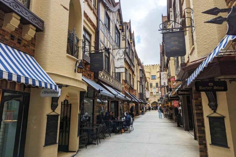 Schmale Gasse mit Fachwerk im altenglischen Stil und Geschäften im London Court in Perth