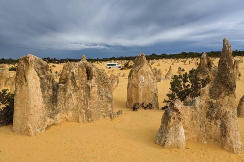 Felsnadeln der Pinnacles mit Campervan im Hintergrund