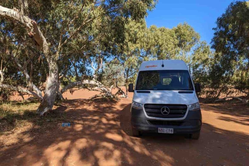 Campervan auf einem schattigen Stellplatz vor dem Wooramel-Trockenfluss