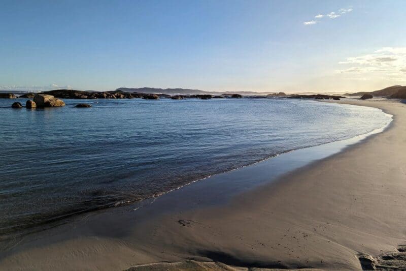 Langer Sandstrand an der Südküste von Westaustralien kurz vor Sonnenuntergang