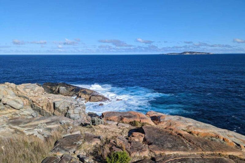 Brandung an der felsigen Küste bei den Blowholes im Torndirrup National Park