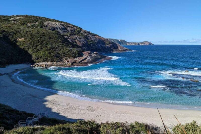 Von Hügeln umgebene, sandige Bucht am Salmon Beach im Torndirrup National Park