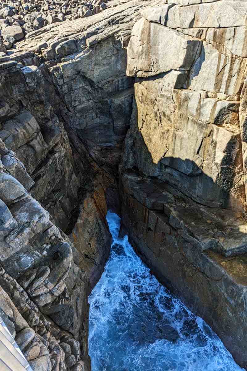 Spitz zulaufende Bucht in schroff aufragender, felsiger Steilküste im Torndirrup National Park