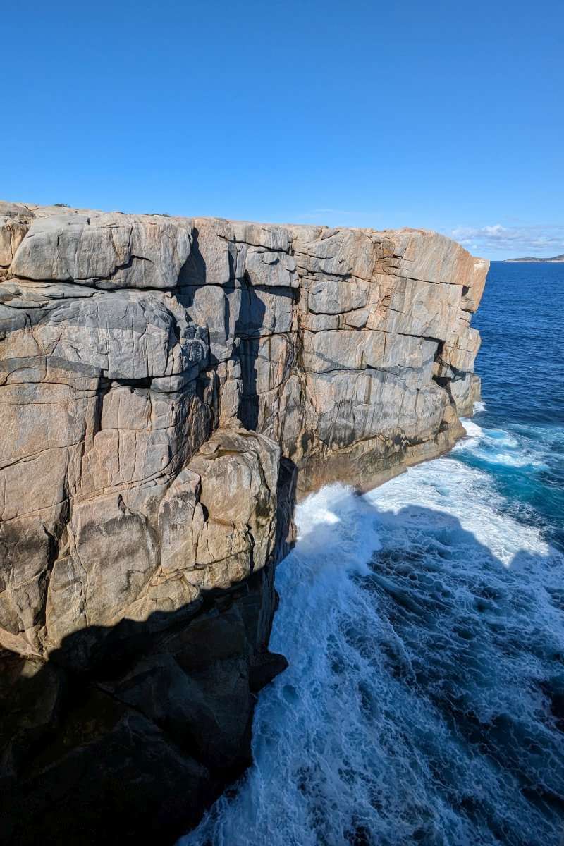 Wellen schlagen gegen die senkrechten Felswände von The Gap im Torndirrup National Park in Westaustralien