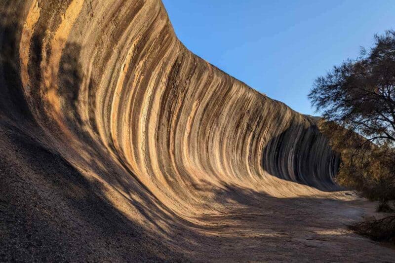 Wie eine stehende Welle ragt der gestreifte Wave Rock aus dem Boden empor