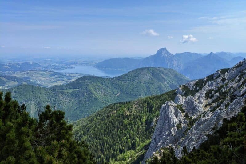 Panoramablick über den Traunsee mit dem Berg Traunstein im Hintergrund