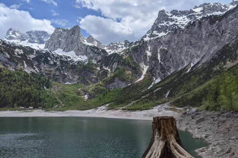 Blick auf die schneebedeckten Berge hinter dem Hinteren Gosausee im Salzkammergut.