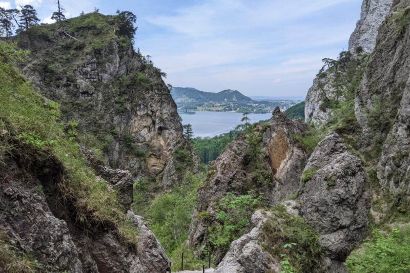 Schroffe Felsformationen rahmen den Blick auf den Traunsee in der Kaltenbachwildnis im Salzkammergut