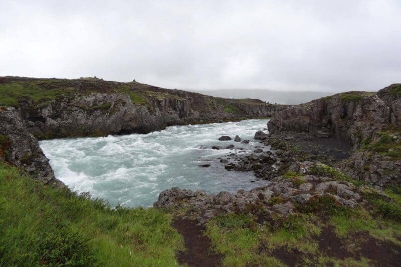 Schlucht mit Stromschnellen beim Godafoss nahe Akureyri