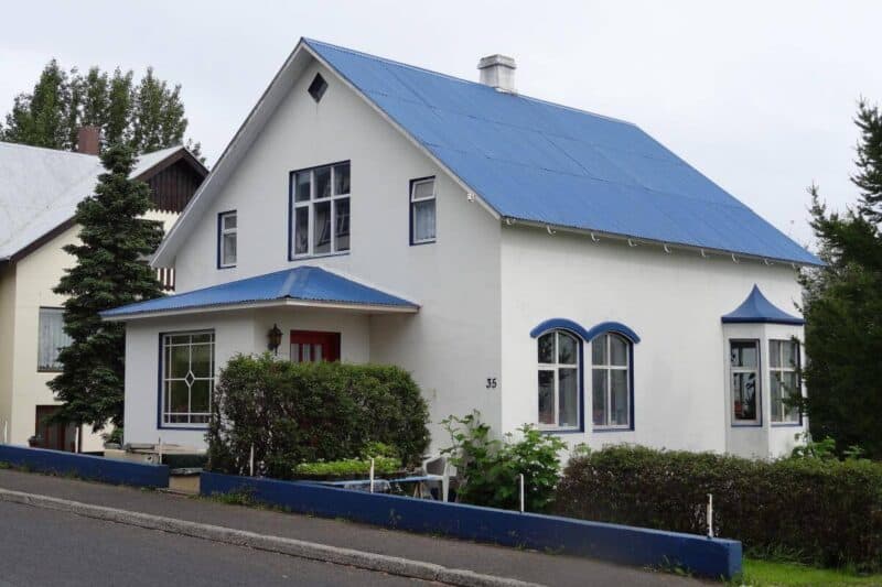 Weißes Haus mit blauem Dach im Zentrum von Akureyri
