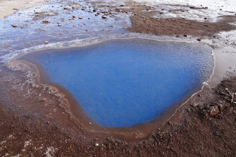 Leuchtend blauer Tümpel im Geysir-Nationalpark