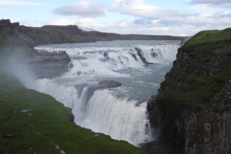 Der mehrstufige, von schroffen Felsen gesäumte Wasserfall Gullfoss