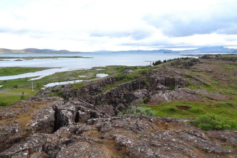 Felsspalten mit Aussicht auf den See Thingvallavatn