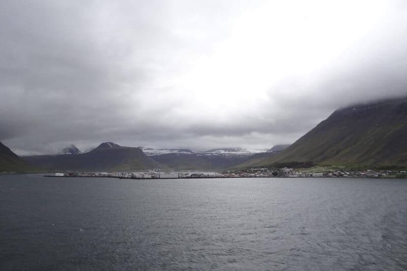 Panoramablick über Ísafjörður und die umliegenden Berge bei der Hafenausfahrt