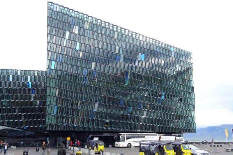 Glasfassade des Opernhauses Harpa in Reykjavik