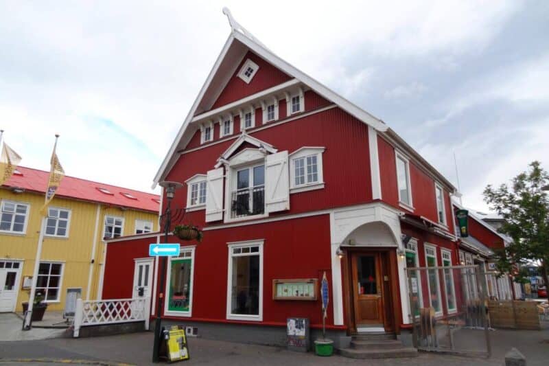 Rotes Holzhaus im Zentrum von Reykjavik