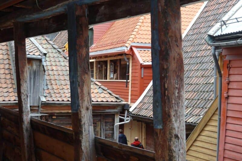 Hölzerner Balkon mit Blick auf die verwinkelten Holzhäuser im Stadtteil Bryggen