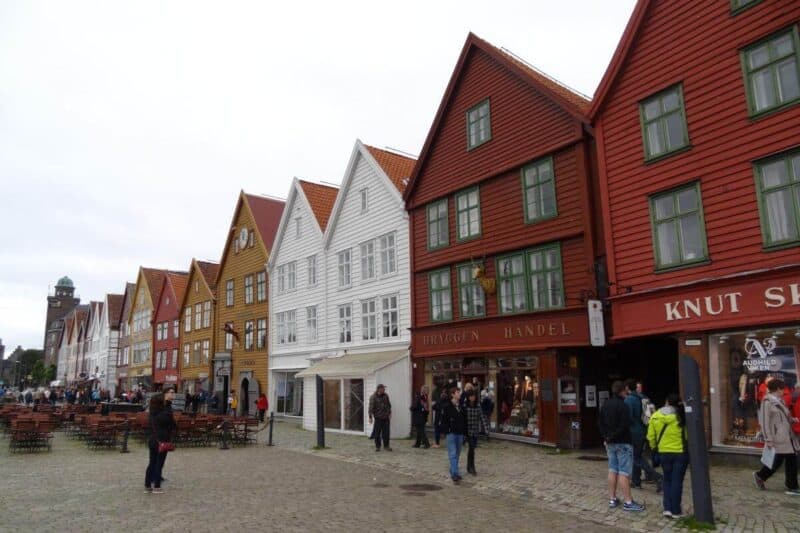 Bunte Holzfassaden im Stadtteil Bryggen in Bergen