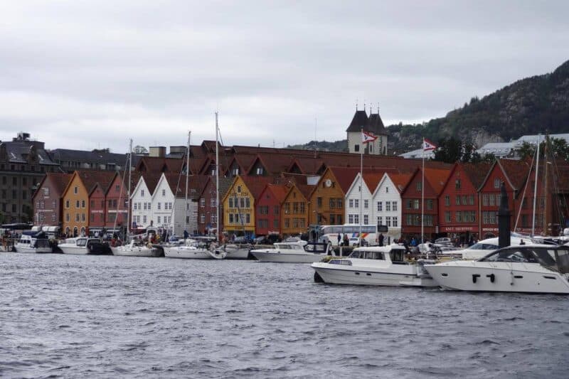 Aussicht vom Fischmarkt auf die bunten Holzfassaden von Bergen