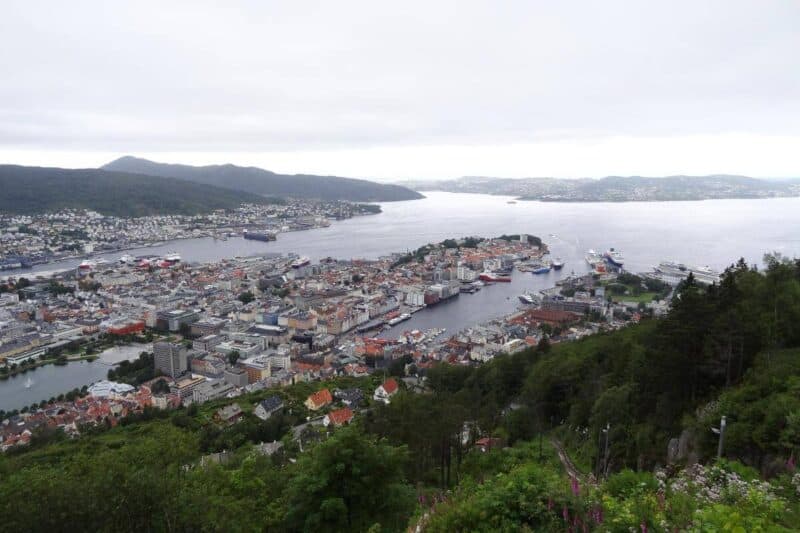 Aussicht über die Stadt und die Bucht von Bergen vom Hausberg Fløyen