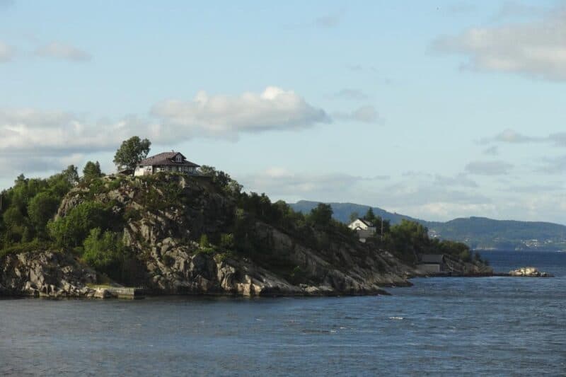 Felseninsel mit Sommerhäusern in der Bucht von Bergen