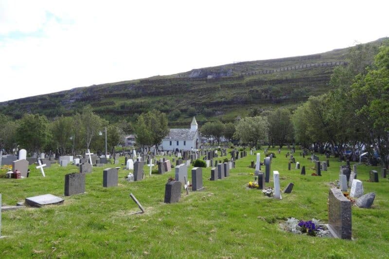 Kleine weiße Kirche in Hammerfest mit Grabsteinen des Friedhofs