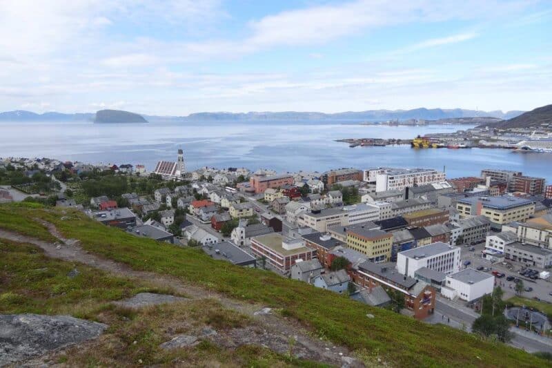 Aussicht über das Zentrum und die Bucht von Hammerfest vom Hausberg Salen