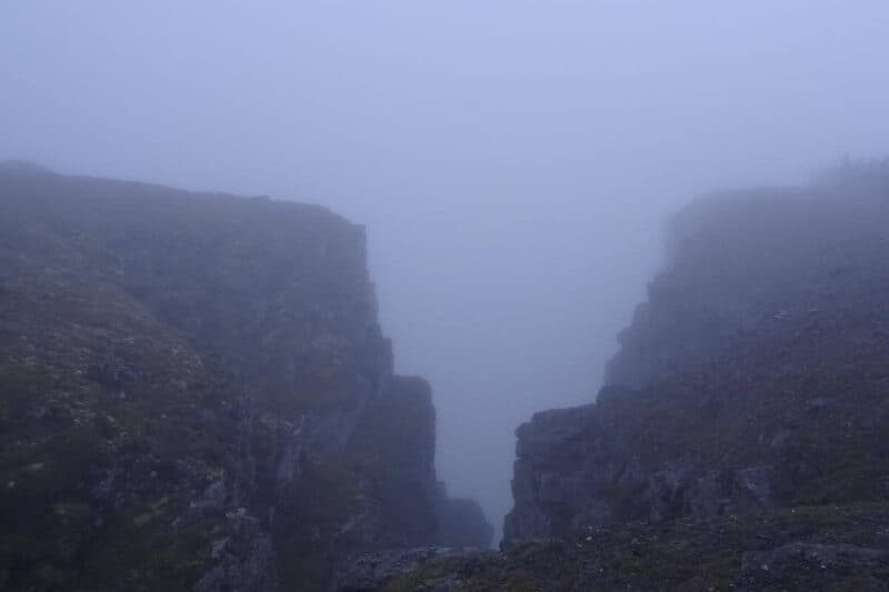 Nebelverhangene Felsklippen am Nordkap