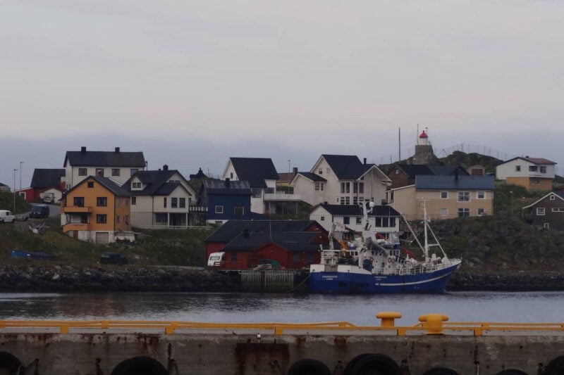 Bunte Häuser und ein Schiff im Hafen von Honningsvåg