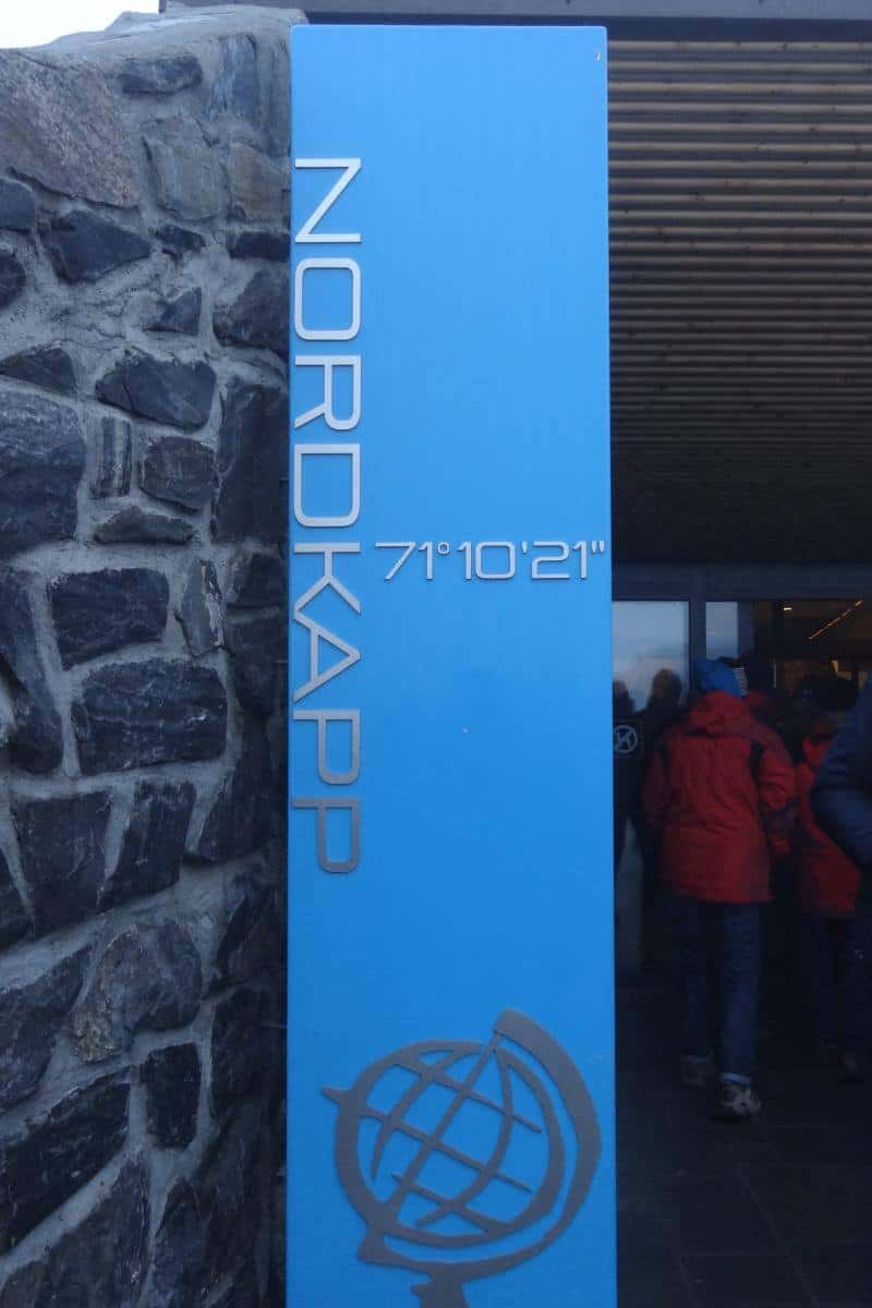 Schild am Besucherzentrum mit der Aufschrift "Nordkapp 71° 10' 21''"