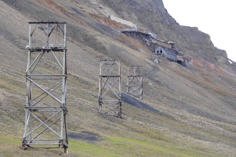 Holzmasten einer Kohleförderanlage führen zu einer alten Kohlemine