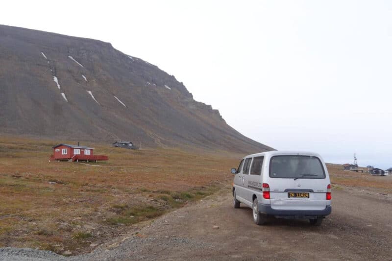 Auto auf der Schotterpiste in Bjørndalen