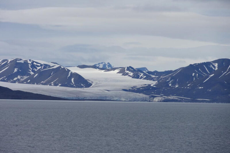 Gletscherabbruchkante in einer Berglandschaft im Eisfjord auf Spitzbergen