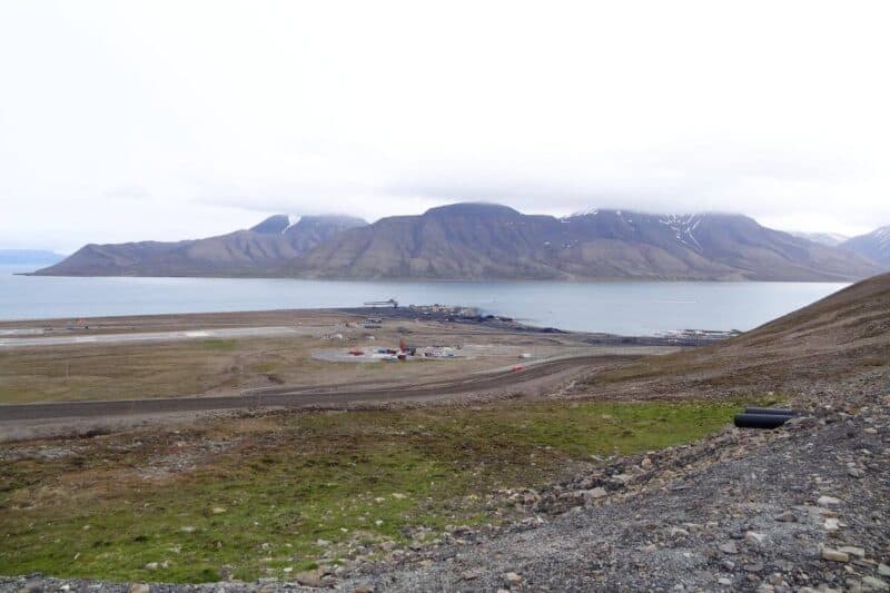Panoramablick über Spitzbergens Fjorde vom Vorplatz des Global Seed Vaults