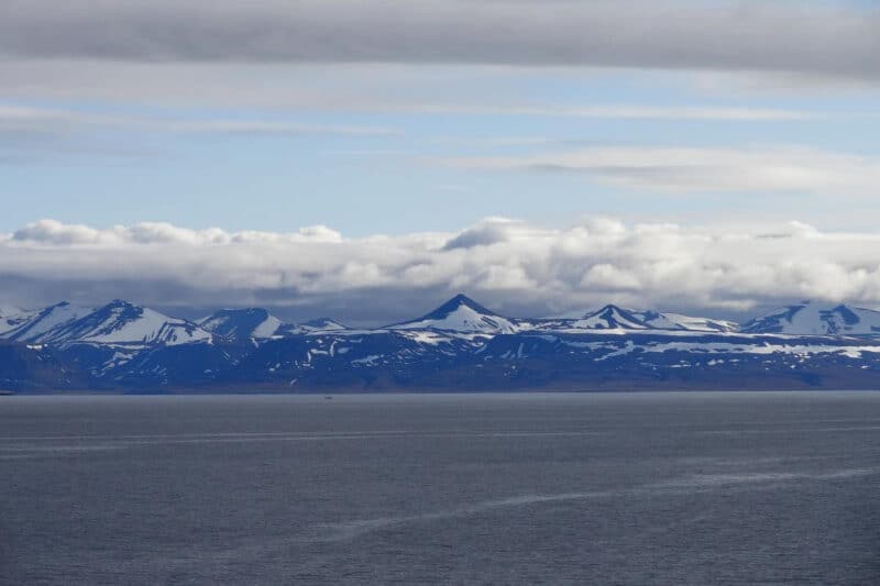 Spitze Berggipfel säumen den Isfjord und gaben der Insel Spitzbergen ihren Namen