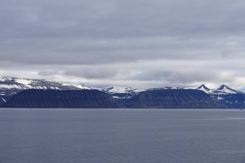 Geriffelte Felsformationen im Isfjord auf Spitzbergen