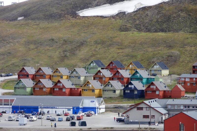 Bunte Holzhäuser an einem Hang in Longyearbyen
