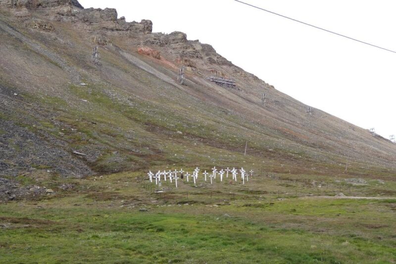 Weiße Holzkreuze auf dem kleinen Friedhof von Spitzbergen
