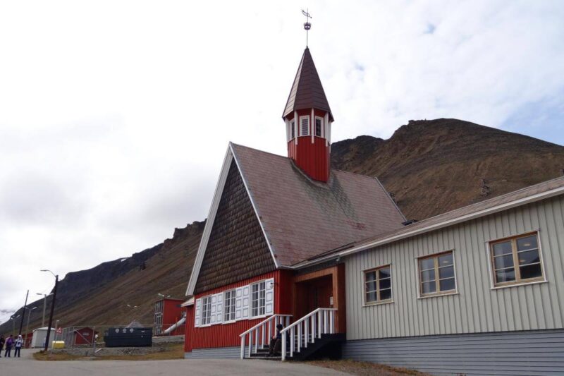 Kleine rote Kirche mit Holzturm in Longyearbyen