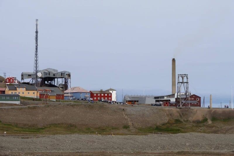 Kohleverarbeitungsanlagen auf einem Hügel auf Spitzbergen