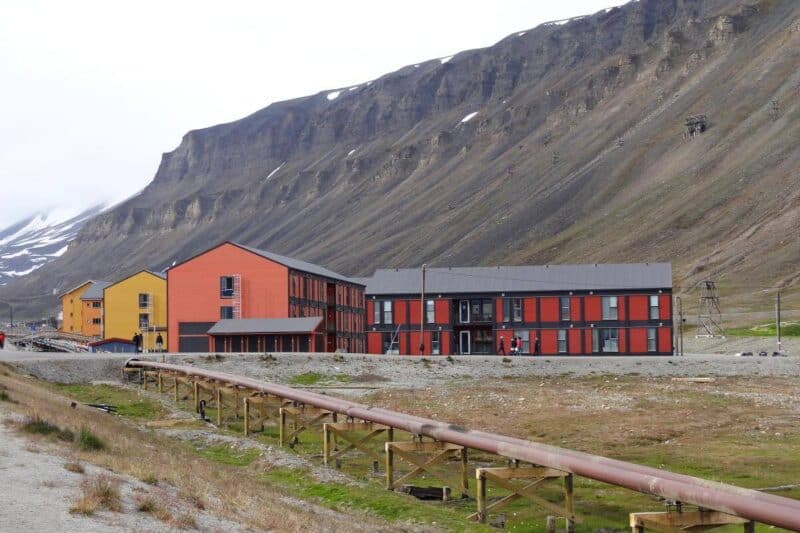 Überlandleitungen transportieren Warm- und Abwasser zu und von den Wohnhäusern in Longyearbyen