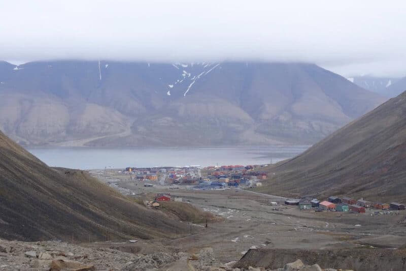 Aussicht vom Longyeargletscher auf die Stadt Longyearbyen und den vorgelagerten Adventfjord