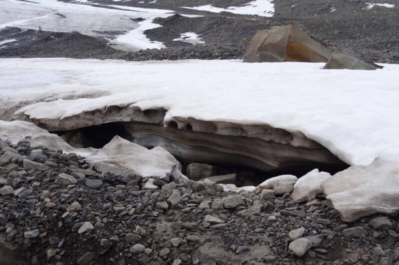 Eishöhle in einer dicken Schneeplatte am Longyeargletscher