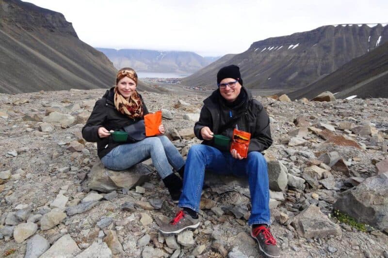 Wolfgang und Jessica sitzen auf einem Felsen mit Turmat und Tee