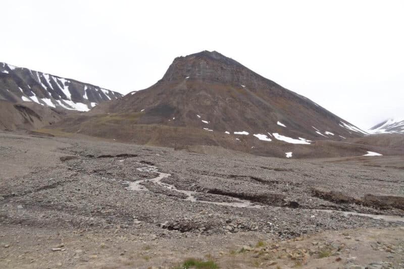 Karge Felslandschaften und Geröllhalden im Longyeartal